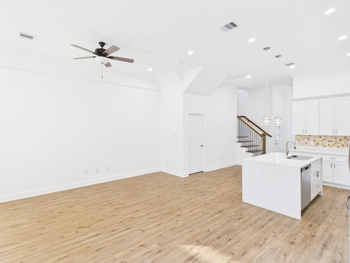 Photo - 4619 Stassen St