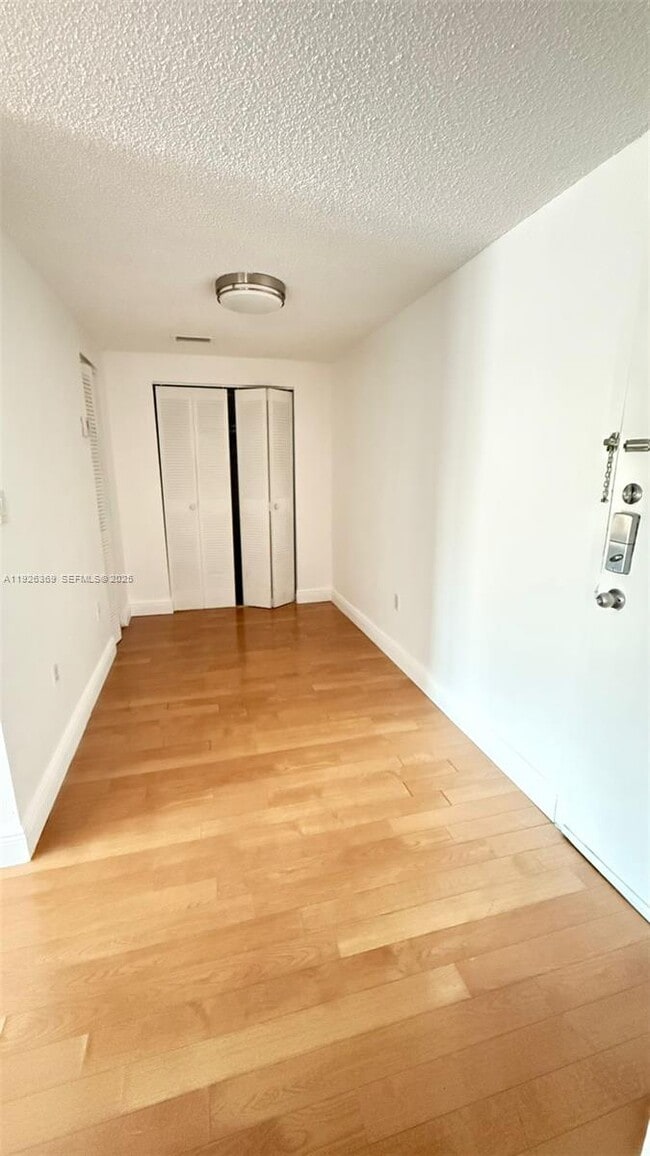 Photo - 1540 Meridian Ave Unidad 4J