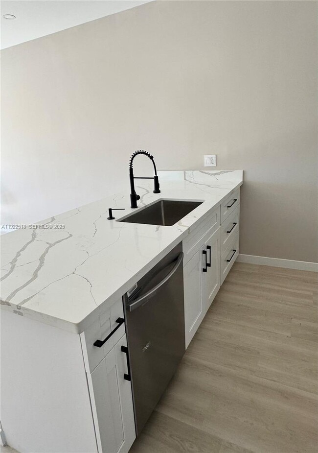 Photo - 630 NE 166th St Unidad 1