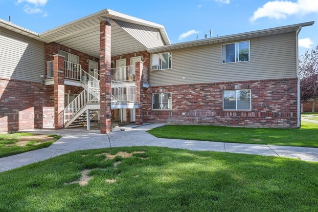 Building Photo - 2 Bed 1 Bath GROUND FLOOR Condo in Rexburg...