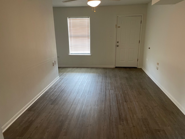 Den - 214 Gloria St Unit B