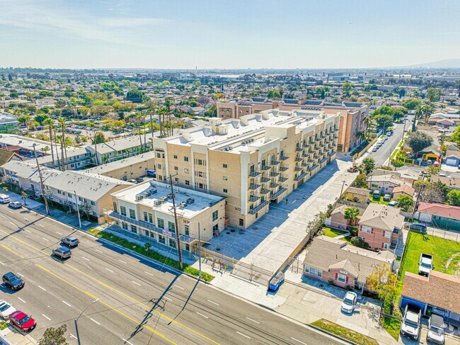 Building Photo - 3674 W Imperial Hwy Unit 508 Rental