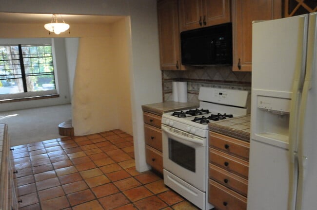 Building Photo - Villa de Montecito Unit 1938 N Jameson  C