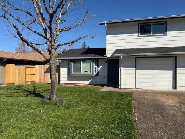 Building Photo - New 2 bed 1 1/2 bath duplex in Springfield!