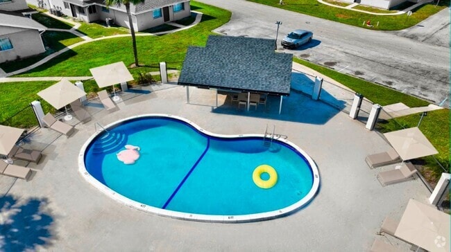 Building Photo - Charming 2 bedroom home  * Garage Parking