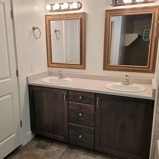 Photo - Cozy 4 Bedroom Townhome