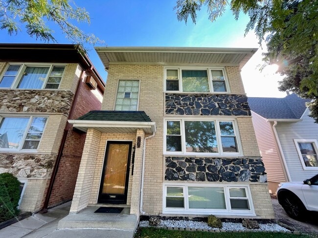 Photo - Freshly Renovated 3-Bed in Jefferson Park – In-Unit Laundry & Modern Upgrades! Unidad Apt #1