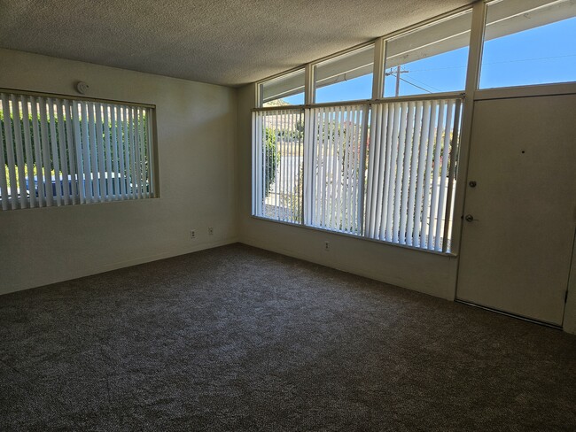 Living room with vaulted ceilings - 566 Westmont Ave