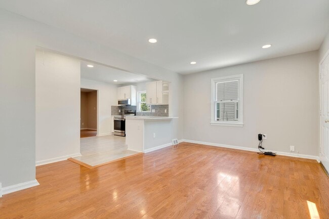 Photo - 5010 Sheridan St