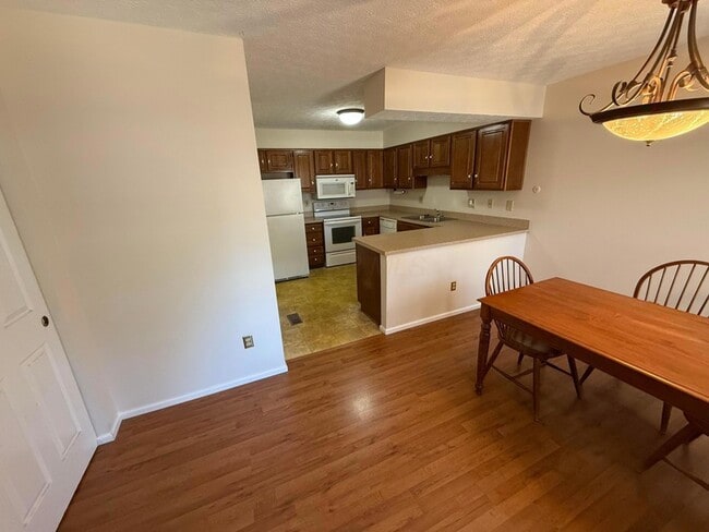 Photo - 430 Williamsburg Ln NW