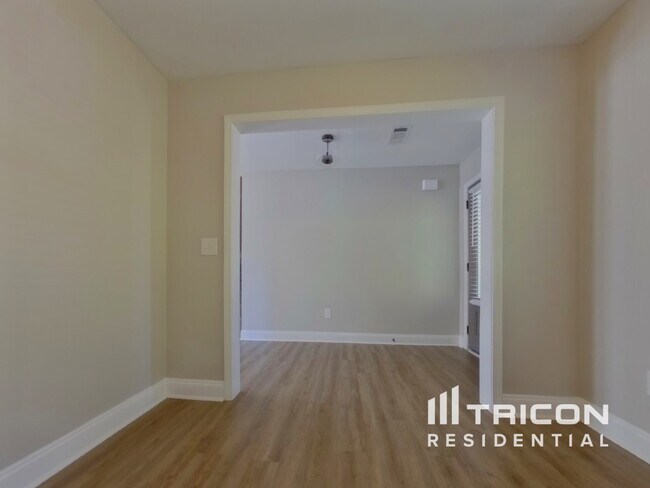 Photo - 184 Oakville Dr