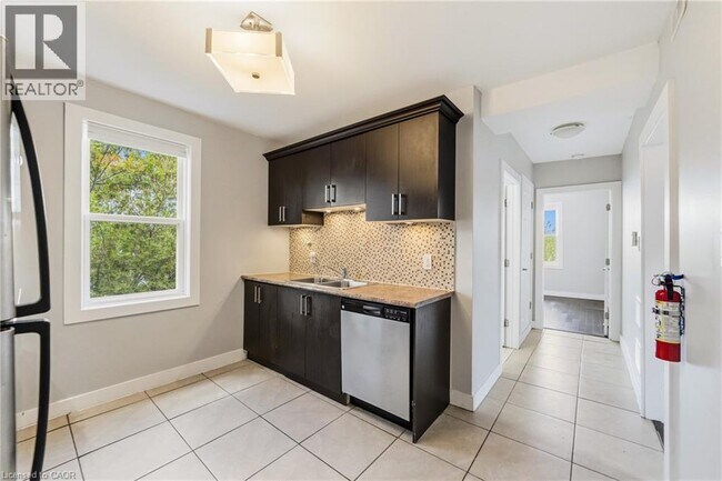 Photo - 1544 King St E Unit 406