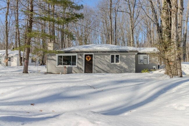 Building Photo - Quiet Cottage in the Trees