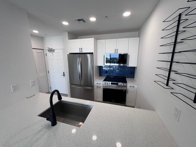 511 Lucerne Ave Unit Ph 611