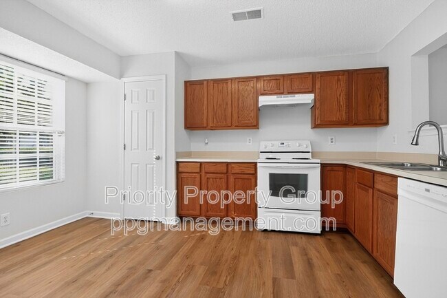 Photo - 3204 Barons Court Rd