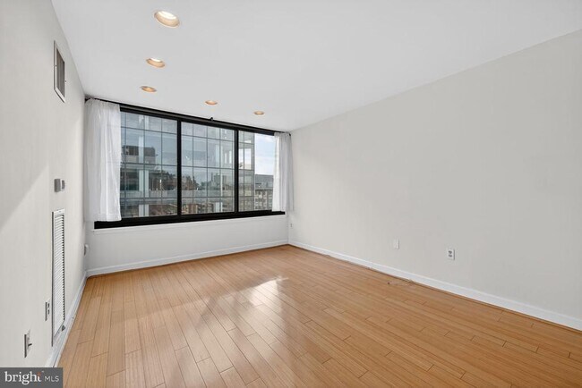 Photo - 1301 20th St NW Unidad 1003