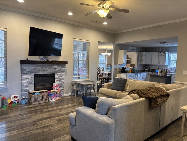 Photo - Gorgeous 3 Bedroom 2 Bathroom House!