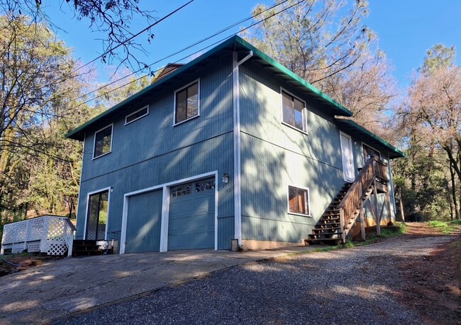 UPDATED 2-STORY DOWNTOWN COLFAX HOUSE - UPDATED 2-STORY DOWNTOWN COLFAX HOUSE