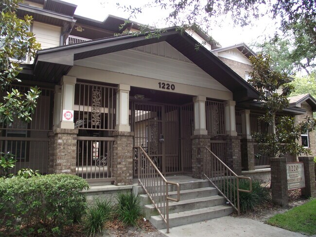 Photo - Walk to UF from this 1/1!