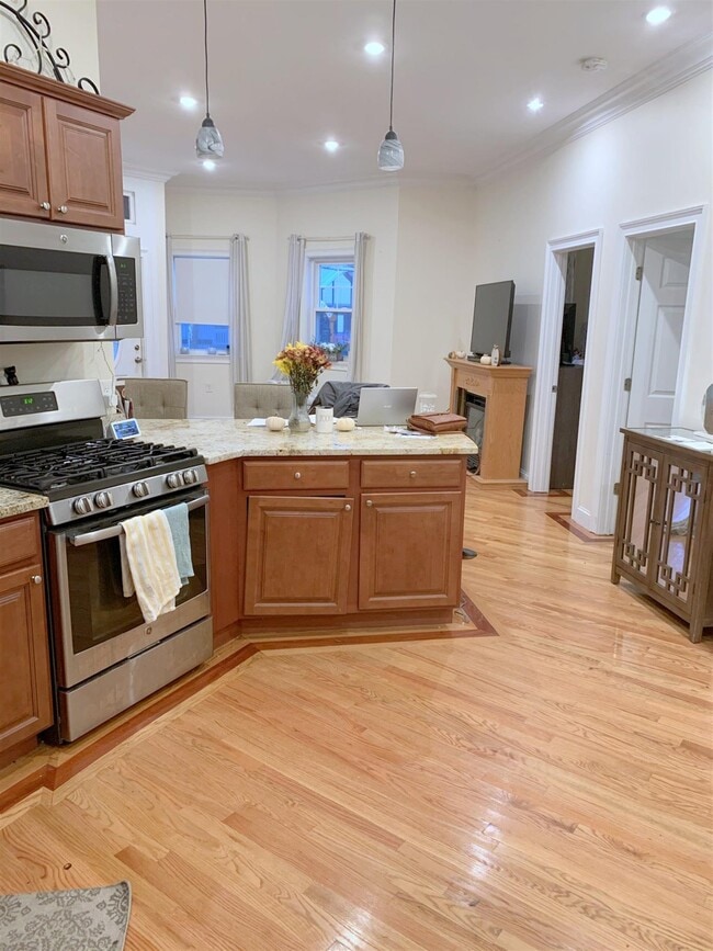 Building Photo - 406 Medford St Unit 1 Rental
