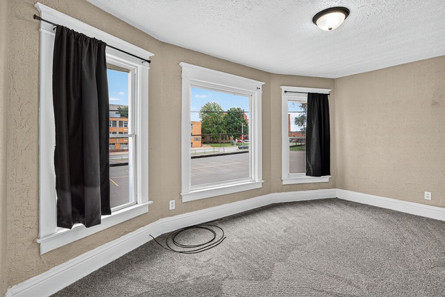 Building Photo - 313 W 3rd St Unit 2 Rental