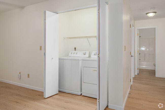 3601 Kingston 2BR, 2BA - 1,025SF - Laundry