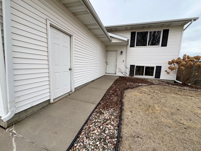 Photo - 3 Bed/2 Bath Home w/ Fenced in Yard!