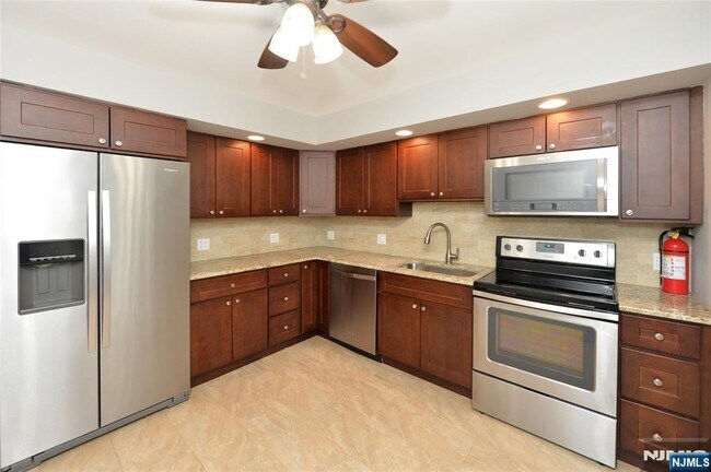 Photo - 21-31-31 Ridge Rd Unit D15