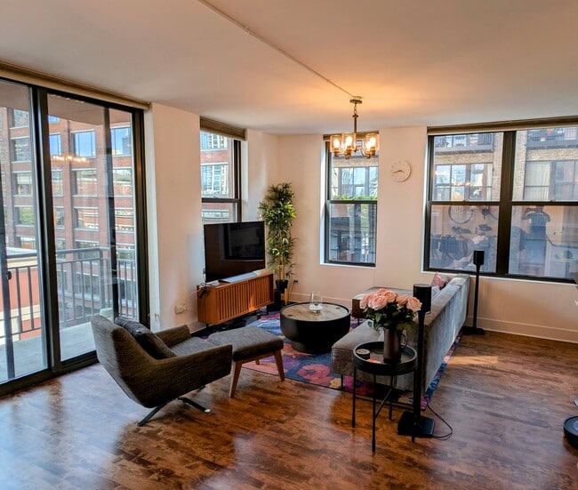 Building Photo - 330 N Jefferson St Unit 504 Rental