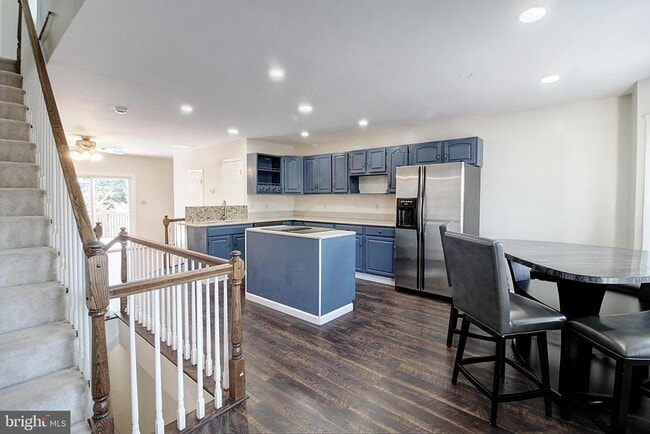 Photo - 42 Victoria Square