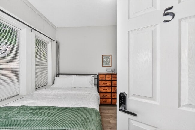 Photo - 2724 Hubbard St