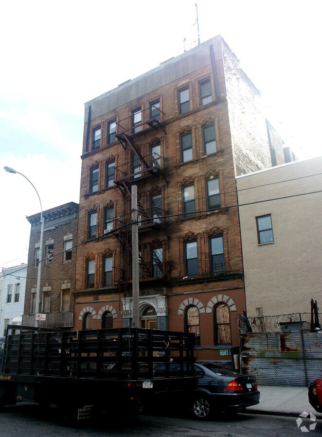 700 E 134th St - 700 E 134th St Apartments