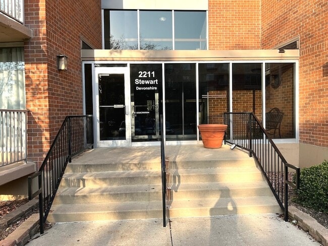 Building Photo - 2211 S Stewart Ave Unit 3B