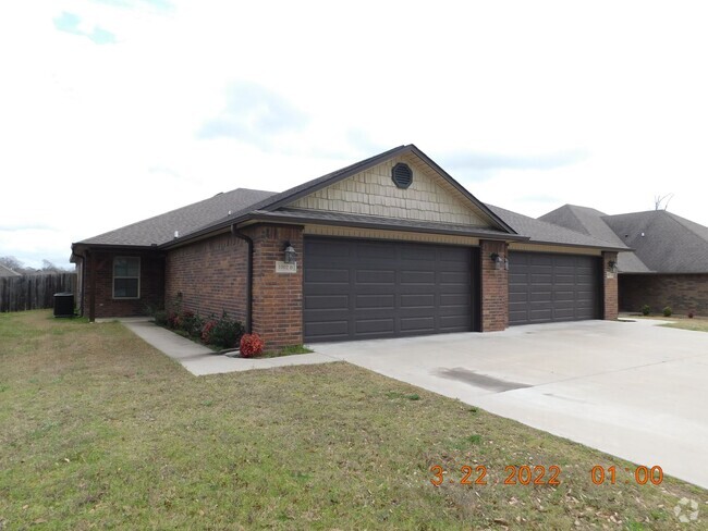 Building Photo - Luxury 3 bedroom 2 bath near Chaffee Commu... Rental