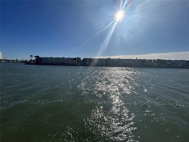 Building Photo - 7625 Sun Island Dr S Unit 108