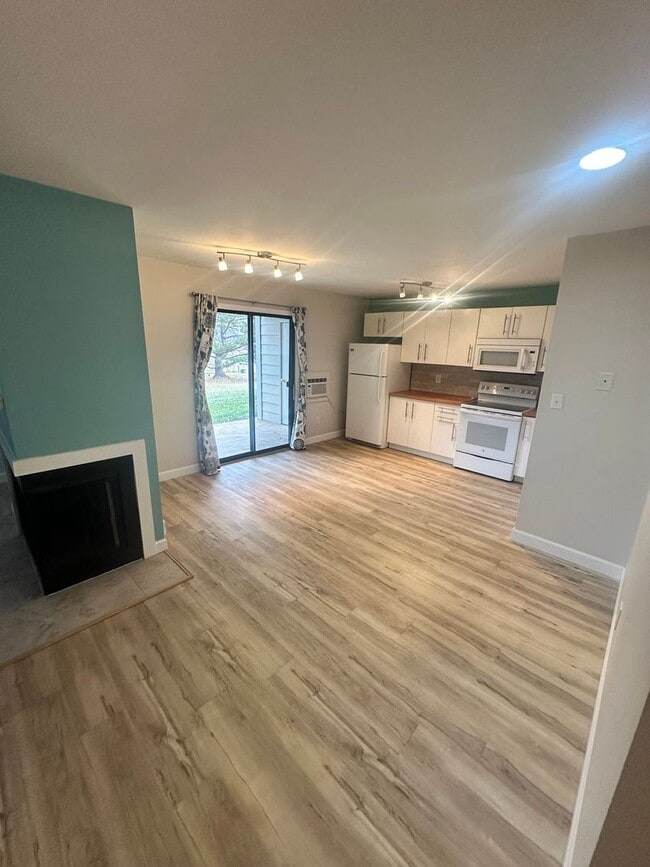 Building Photo - Rolling Green Townhome Unit B8