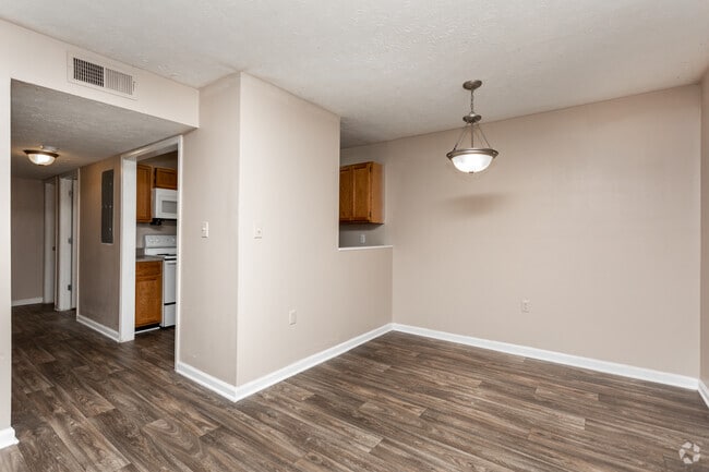 2BR, 1BA - 1,037 SF