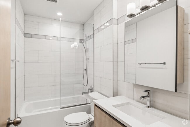2BR, 2.5BA - 1,000SF - Primary Bathroom - 4611 S Ellis Ave