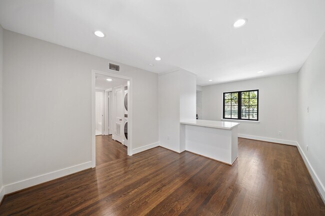 Photo - 520 Lovett Blvd Unit 2D