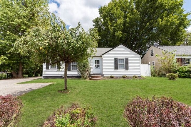 Building Photo - Great Broad Ripple Location With Fenced Backyard!