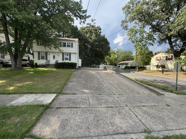 Driveway - 8743 Orchard Ave Casa Adosada