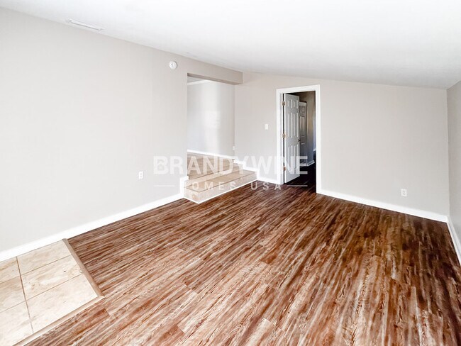 Photo - 7227 Stonehurst Rd N