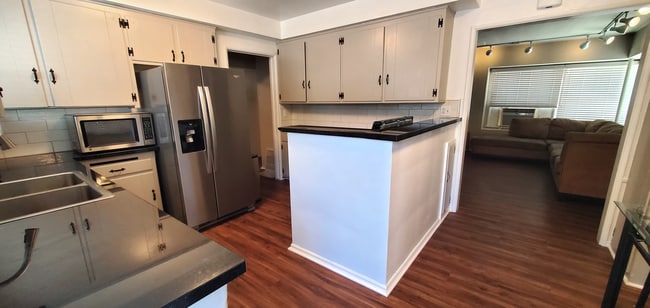 Building Photo - 5313 Radford Ave Unit 5313