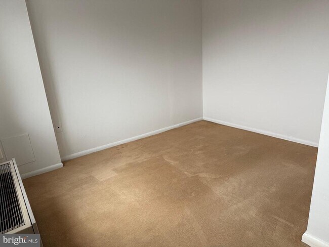 Photo - 2059 Huntington Ave Unidad 802