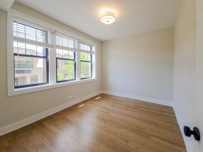 Photo - 2020 W Montrose Ave Unit 2B