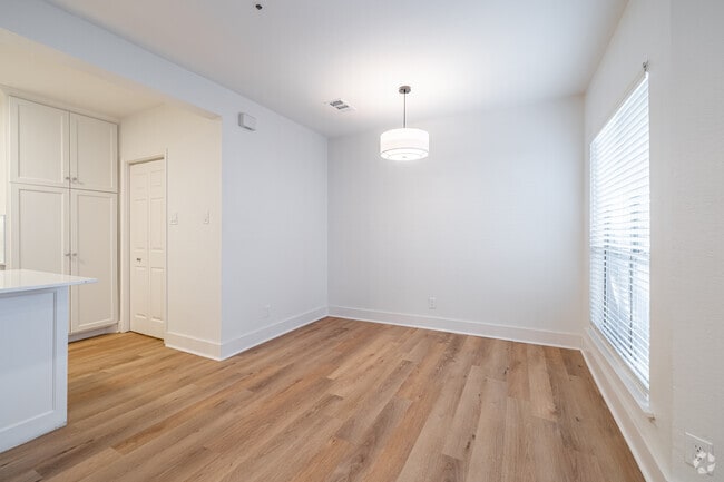 2BR, 2BA - 1,300SF - Dining
