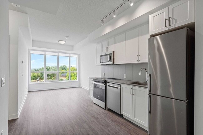 Photo - 681 Yonge St