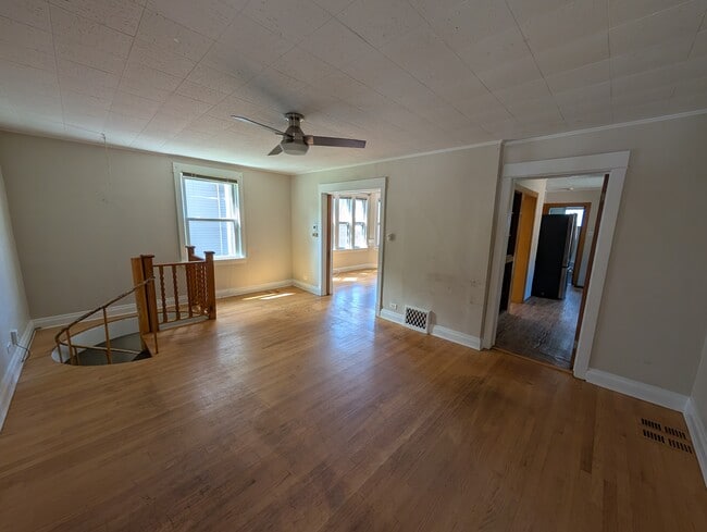 Building Photo - 5010 W Montrose Ave Unit Apt 1