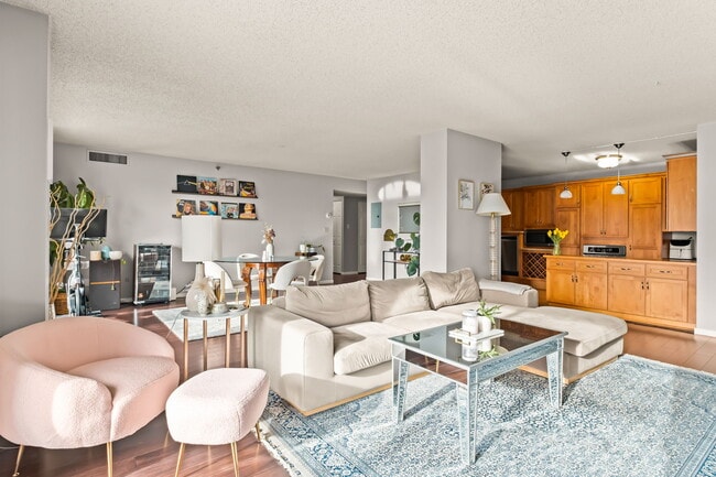 Living Room - 1225 Lasalle Ave Unit 1404