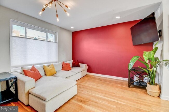 Photo - 1371 Adams St NE